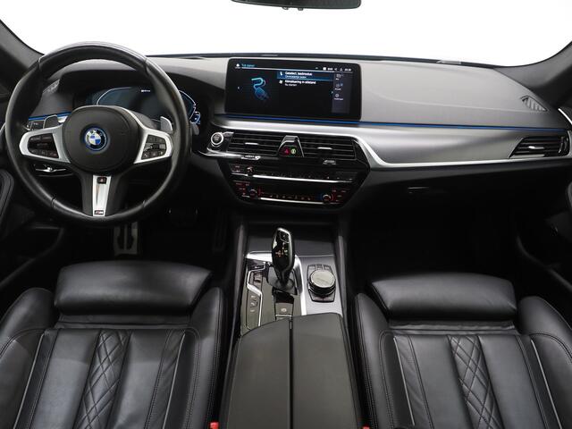 BMW 5-SERIE Touring 520e M-Sport Shadow | Panoramadak | Harman/Kardon | 360 | Keyless | Head Up | Trekhaak