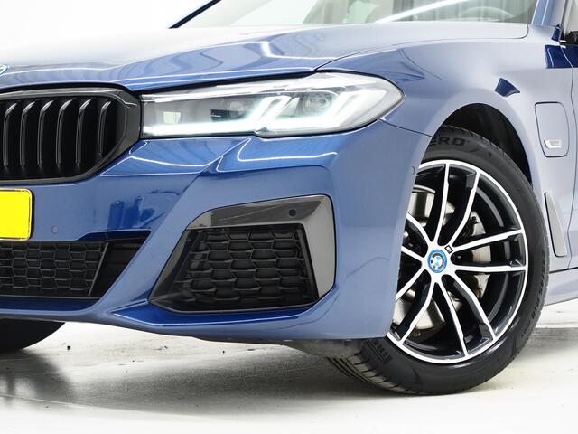 BMW 5-SERIE Touring 520e M-Sport Shadow | Panoramadak | Harman/Kardon | 360 | Keyless | Head Up | Trekhaak