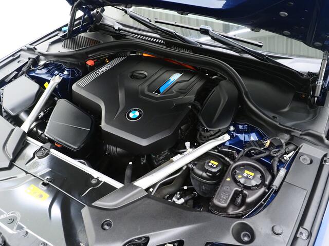 BMW 5-SERIE Touring 520e M-Sport Shadow | Panoramadak | Harman/Kardon | 360 | Keyless | Head Up | Trekhaak