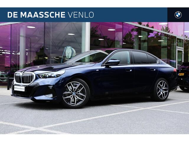 BMW 5-SERIE 550e xDrive M Sport Automaat / Panoramadak / Stoelverwarming / Adaptieve LED / Driving Assistant / 19" LMV
