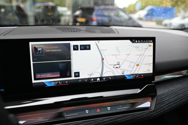 BMW 5-SERIE 550e xDrive M Sport Automaat / Panoramadak / Stoelverwarming / Adaptieve LED / Driving Assistant / 19" LMV