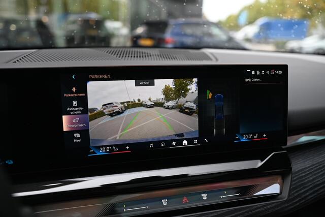 BMW 5-SERIE 550e xDrive M Sport Automaat / Panoramadak / Stoelverwarming / Adaptieve LED / Driving Assistant / 19" LMV