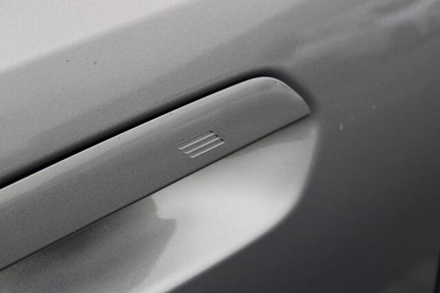 BMW 5-SERIE Touring 530e M Sport M Sport Automaat / Panoramadak / Trekhaak / Achteruitrijcamera / Adaptieve LED / Parking Assistant / Stoelverwarming