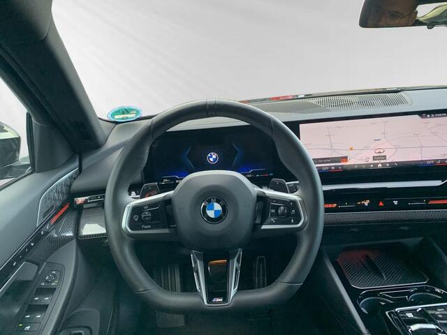 BMW 5-SERIE Touring 540d xDrive 286 PK M-Sport ACC Head-Up Trekhaak Bowers Wilkins Stoelkoeling Stuurverwarming Standkachel