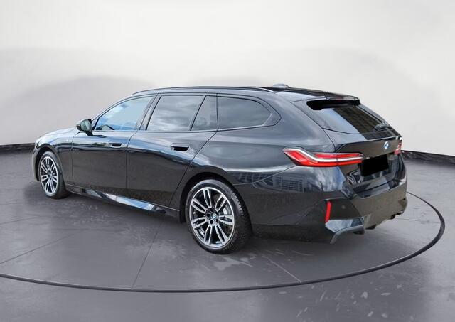 BMW 5-SERIE Touring 520d M-Sport 197 PK ACC Head-Up Trekhaak Stoelkoeling Stuurverwarming Standkachel