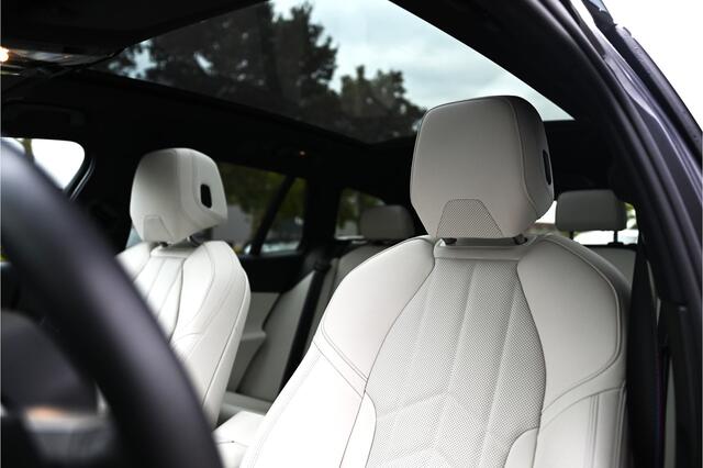 BMW 5-SERIE Touring 550e xDrive M Sport Automaat / Panoramadak / Trekhaak / Bowers & Wilkins / Adaptief onderstel professional / Parking Assistant Professional / Stoelventilatie