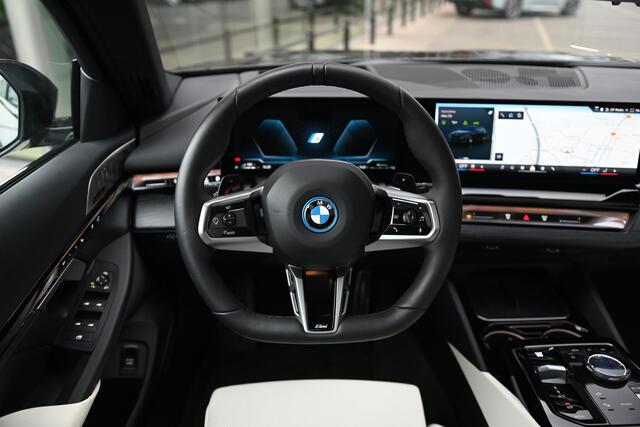 BMW 5-SERIE Touring 550e xDrive M Sport Automaat / Panoramadak / Trekhaak / Bowers & Wilkins / Adaptief onderstel professional / Parking Assistant Professional / Stoelventilatie