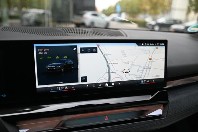 BMW 5-SERIE Touring 550e xDrive M Sport Automaat / Panoramadak / Trekhaak / Bowers & Wilkins / Adaptief onderstel professional / Parking Assistant Professional / Stoelventilatie