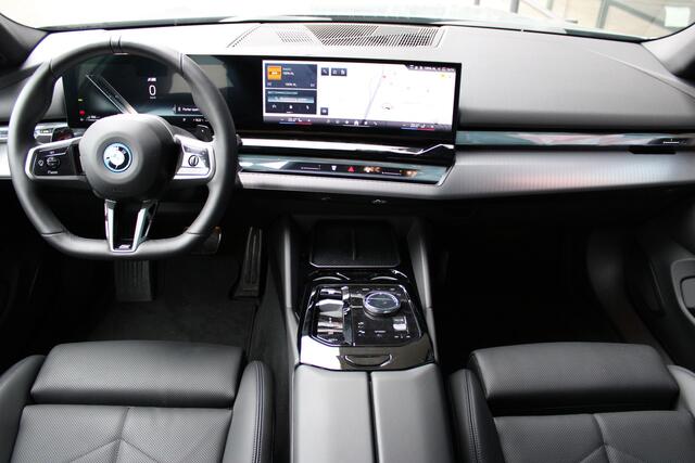 BMW 5-SERIE Touring 530e M Sport Automaat / Panoramadak / Trekhaak / Achteruitrijcamera / Adaptieve LED / M Sportonderstel / Parking Assistant / Stoelverwarming