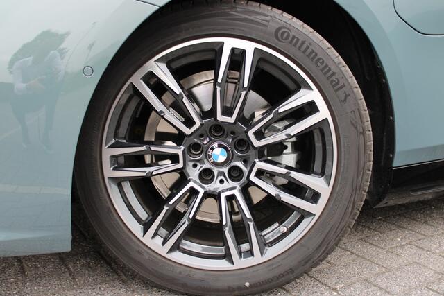 BMW 5-SERIE Touring 530e M Sport Automaat / Panoramadak / Trekhaak / Achteruitrijcamera / Adaptieve LED / M Sportonderstel / Parking Assistant / Stoelverwarming