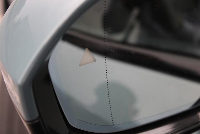 BMW 5-SERIE Touring 530e M Sport Automaat / Panoramadak / Trekhaak / Achteruitrijcamera / Adaptieve LED / M Sportonderstel / Parking Assistant / Stoelverwarming