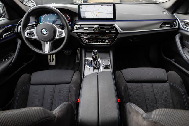BMW 5-SERIE Touring 520d 191 pk High Executive M-Sportpakket / Facelift/ Sport-Stoelen/ Stoel.Verw/ Adap.Cruise/ Stuur.Verw/ Apple-Carplay/ Camera/ 19 '' LMV