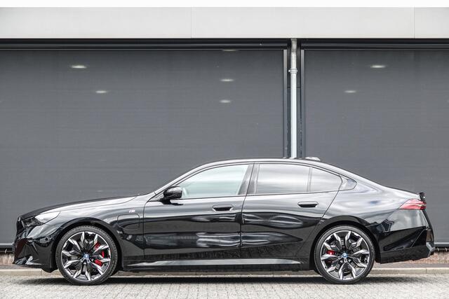 BMW 5-SERIE 550e 490Pk Aut. | Plug in Hybride | X-Drive | Shadowline | M-Sport | Head Up Display | Bowers en Wilkins Sound | Panoramadak | 21''