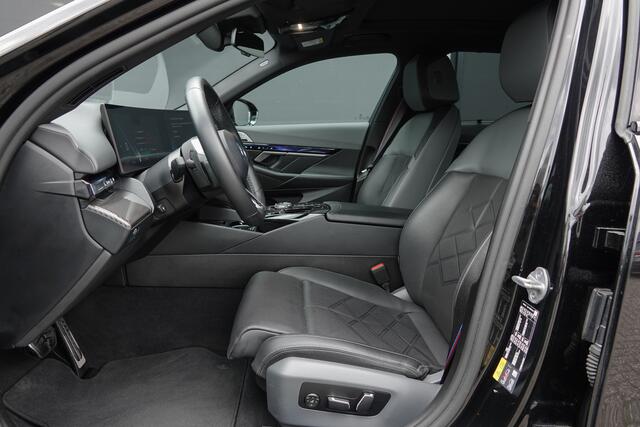 BMW 5-SERIE 550e 490Pk Aut. | Plug in Hybride | X-Drive | Shadowline | M-Sport | Head Up Display | Bowers en Wilkins Sound | Panoramadak | 21''