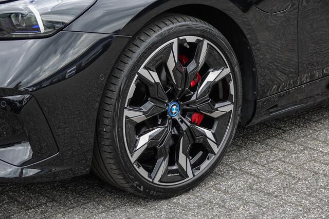 BMW 5-SERIE 550e 490Pk Aut. | Plug in Hybride | X-Drive | Shadowline | M-Sport | Head Up Display | Bowers en Wilkins Sound | Panoramadak | 21''