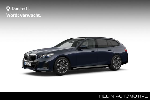 BMW 5-SERIE Touring 520i M-Sport | Panorama | Driving Assistant Plus | Harman Kardon | Standkachel | Trekhaak | Carbon interieurlijsten