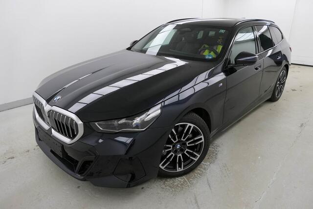 BMW 5-SERIE Touring 520i M-Sport | Panorama | Driving Assistant Plus | Harman Kardon | Standkachel | Trekhaak | Carbon interieurlijsten