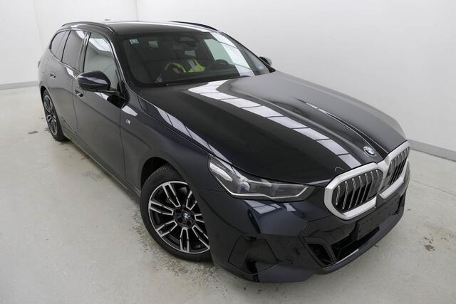 BMW 5-SERIE Touring 520i M-Sport | Panorama | Driving Assistant Plus | Harman Kardon | Standkachel | Trekhaak | Carbon interieurlijsten