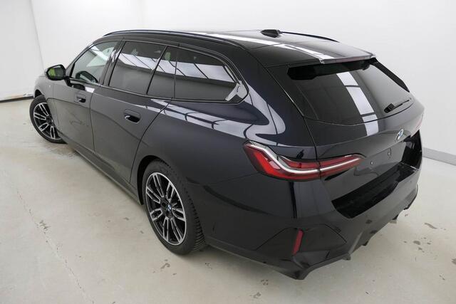BMW 5-SERIE Touring 520i M-Sport | Panorama | Driving Assistant Plus | Harman Kardon | Standkachel | Trekhaak | Carbon interieurlijsten