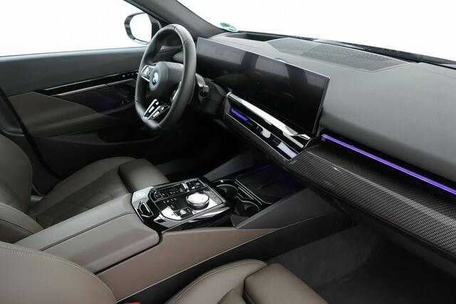 BMW 5-SERIE Touring 520i M-Sport | Panorama | Driving Assistant Plus | Harman Kardon | Standkachel | Trekhaak | Carbon interieurlijsten