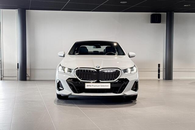 BMW 5-SERIE Sedan 520i | M Sport Pro | Glazen Panoramadak | Stoelventilatie | Harman Kardon |