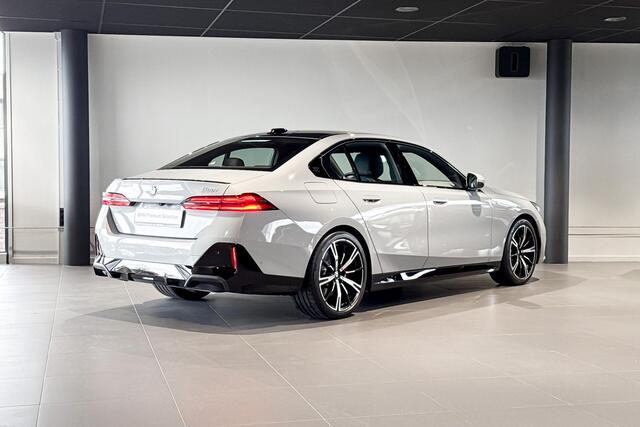 BMW 5-SERIE Sedan 520i | M Sport Pro | Glazen Panoramadak | Stoelventilatie | Harman Kardon |
