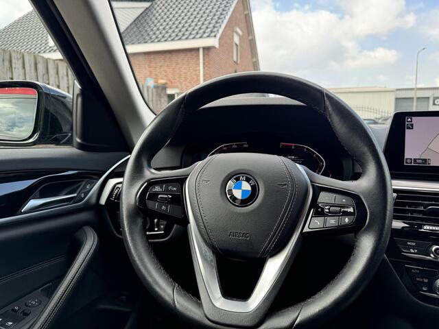 BMW 5-SERIE Touring 520i High Executive Alles zwart!