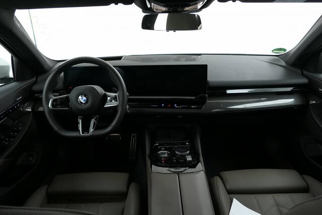 BMW 5-SERIE Touring 520i M-Sport | Driving Assistant Plus | Harman Kardon | Panorama | Standkachel | Trekhaak |