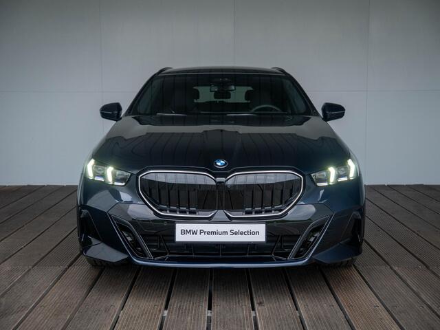 BMW 5-SERIE Touring 550e xDrive | M Sportpakket Pro | Innovation Pack | Verwarmd Stuurwiel | Comfort Access | Panoramadak | Stoelventilatie | Stoelverwarming | Bowers & Wilkins | Trekhaak