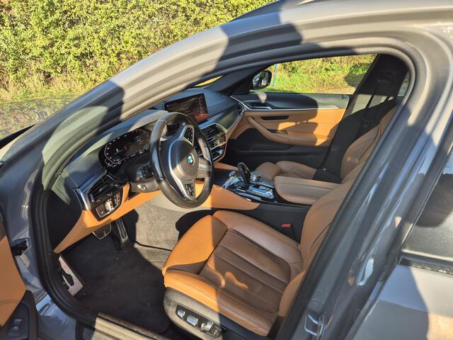 BMW 5-SERIE Touring 520i LCi Aut. M-Sport, Trekhaak | Sport-leder | Navi+