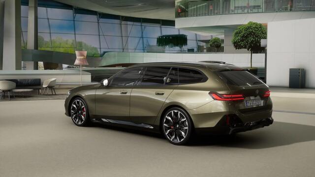 BMW 5-SERIE Touring 530e M Sport Automaat / Panoramadak / Trekhaak / Bowers & Wilkins / Adaptieve LED / Comfort Access / Parking Assistant Plus / Stuurverwarming