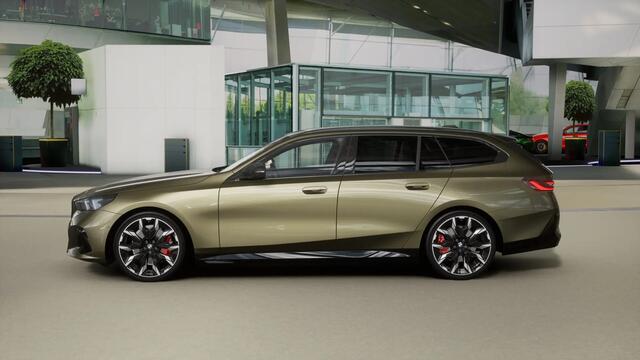 BMW 5-SERIE Touring 530e M Sport Automaat / Panoramadak / Trekhaak / Bowers & Wilkins / Adaptieve LED / Comfort Access / Parking Assistant Plus / Stuurverwarming