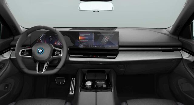 BMW 5-SERIE Touring 530e M-Sport - Pano - Trekhaak - Driving Ass - Camera