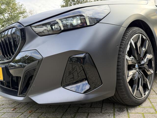 BMW 5-SERIE Touring 540d xDrive FULL OPTION Leer/Pano/Camera/Trekhaak/ 21 inch