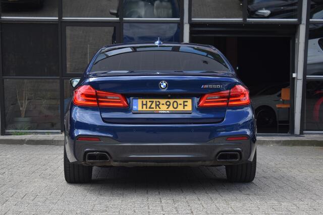 BMW 5-SERIE M550i xDrive High Executive HUD Pano Lane ACC B&W Sfeer