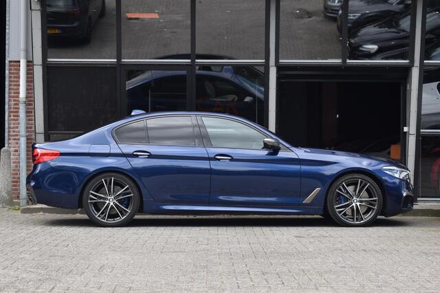 BMW 5-SERIE M550i xDrive High Executive HUD Pano Lane ACC B&W Sfeer
