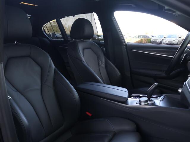BMW 5-SERIE 530e High Executive M Sportpakket/ Achteruitrijcamera/ Getint Glas/ Sportstoelen/ Stoelverwarming/ Ambiance verlichting
