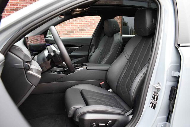 BMW 5-SERIE 530e M-Sport Pano ACC 360 H/K Stoel-vent Brooklyngrau