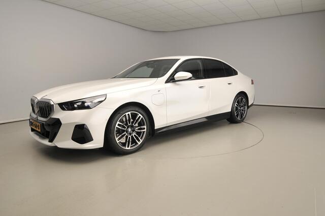 BMW 5-SERIE Sedan 530e | M-Sportpakket | LED | Navigatie | Active cruise | Trekhaak | Sportstoelen | DAB | Harman-kardon sound | Alu 19 inch