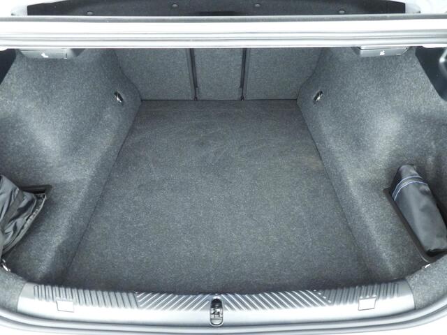 BMW 5-SERIE Sedan 530e | M-Sportpakket | LED | Navigatie | Active cruise | Trekhaak | Sportstoelen | DAB | Harman-kardon sound | Alu 19 inch