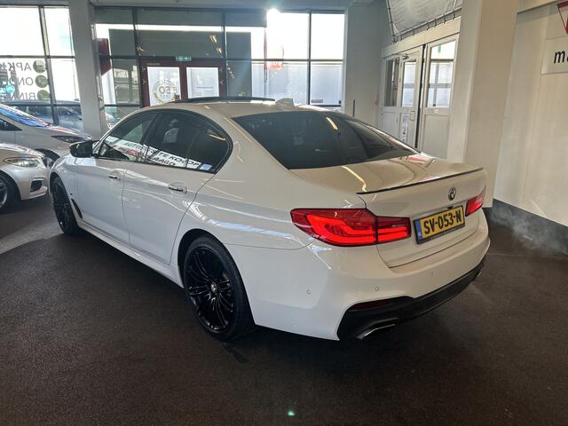 BMW 5-SERIE 530e iPerformance High Executive M Sport | Panoramadak | Stoel+Stuurverwarming | Achteruitrijcamera | Harman/Kardon | Sfeerverlichting | Adaptief onderstel | Elek. inklapbare spiegels | Park assist
