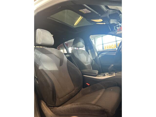 BMW 5-SERIE 530e iPerformance High Executive M Sport | Panoramadak | Stoel+Stuurverwarming | Achteruitrijcamera | Harman/Kardon | Sfeerverlichting | Adaptief onderstel | Elek. inklapbare spiegels | Park assist