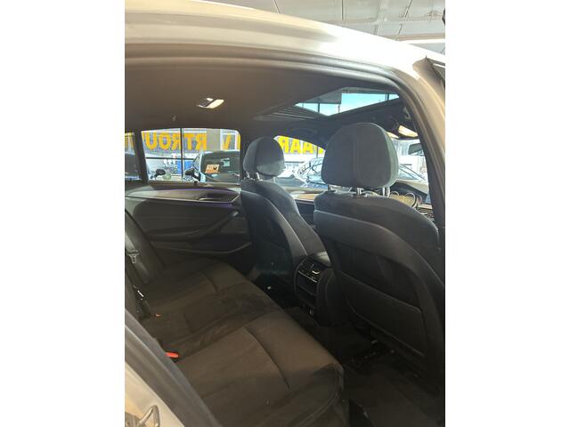BMW 5-SERIE 530e iPerformance High Executive M Sport | Panoramadak | Stoel+Stuurverwarming | Achteruitrijcamera | Harman/Kardon | Sfeerverlichting | Adaptief onderstel | Elek. inklapbare spiegels | Park assist