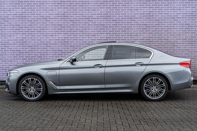 BMW 5-SERIE 530e iPerformance High Executive | M-Sport | Harman Kardon Audio | Panoramadak | Navigatie | Stoelverwarming | Achteruitrijcamera