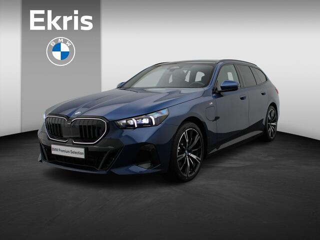 BMW 5-SERIE Touring 530e M Sportpakket Pro | Innovation Pack | Travel Pack | Comfort Pack | Stuurwielrand Verwarmd | Adaptief Onderstel Professional | Trekhaak | Panoramadak | Stoelventilatie | Bowers & Wilkins | 20''