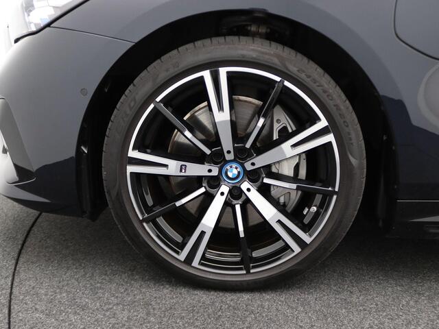 BMW 5-SERIE Sedan 550e xDrive M Sportpakket | Adaptief Onderstel Professional | Driving Assistant | Harman Kardon | 20''