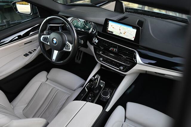 BMW 5-SERIE Touring 520i High Executive M Sport Automaat / Panoramadak / Trekhaak / Achteruitrijcamera / Adaptieve LED / M Sportonderstel / Parking Assistant
