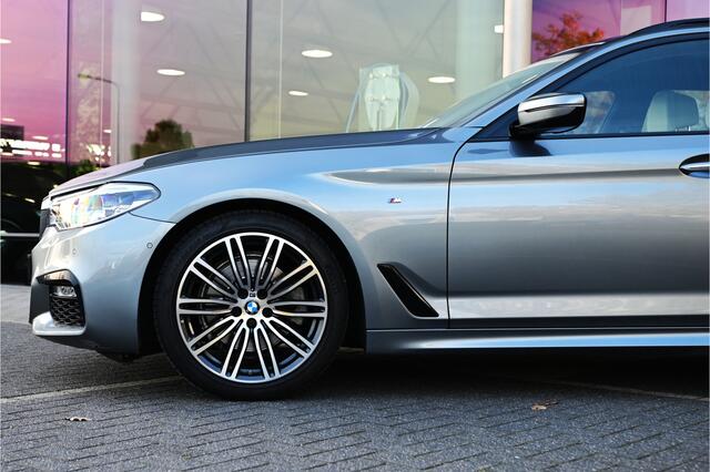 BMW 5-SERIE Touring 520i High Executive M Sport Automaat / Panoramadak / Trekhaak / Achteruitrijcamera / Adaptieve LED / M Sportonderstel / Parking Assistant