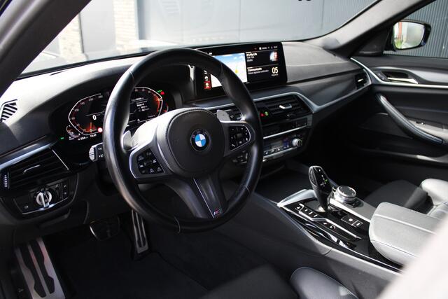 BMW 5-SERIE Touring 530d M-Sport - Trekhaak - Pano - Laser - HUD - 360 Camera - Keyless - Sportstoelen - H&K - Fabrieksgarantie - Rijklaar