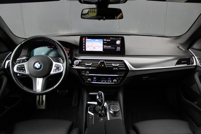 BMW 5-SERIE Touring 530d M-Sport - Trekhaak - Pano - Laser - HUD - 360 Camera - Keyless - Sportstoelen - H&K - Fabrieksgarantie - Rijklaar